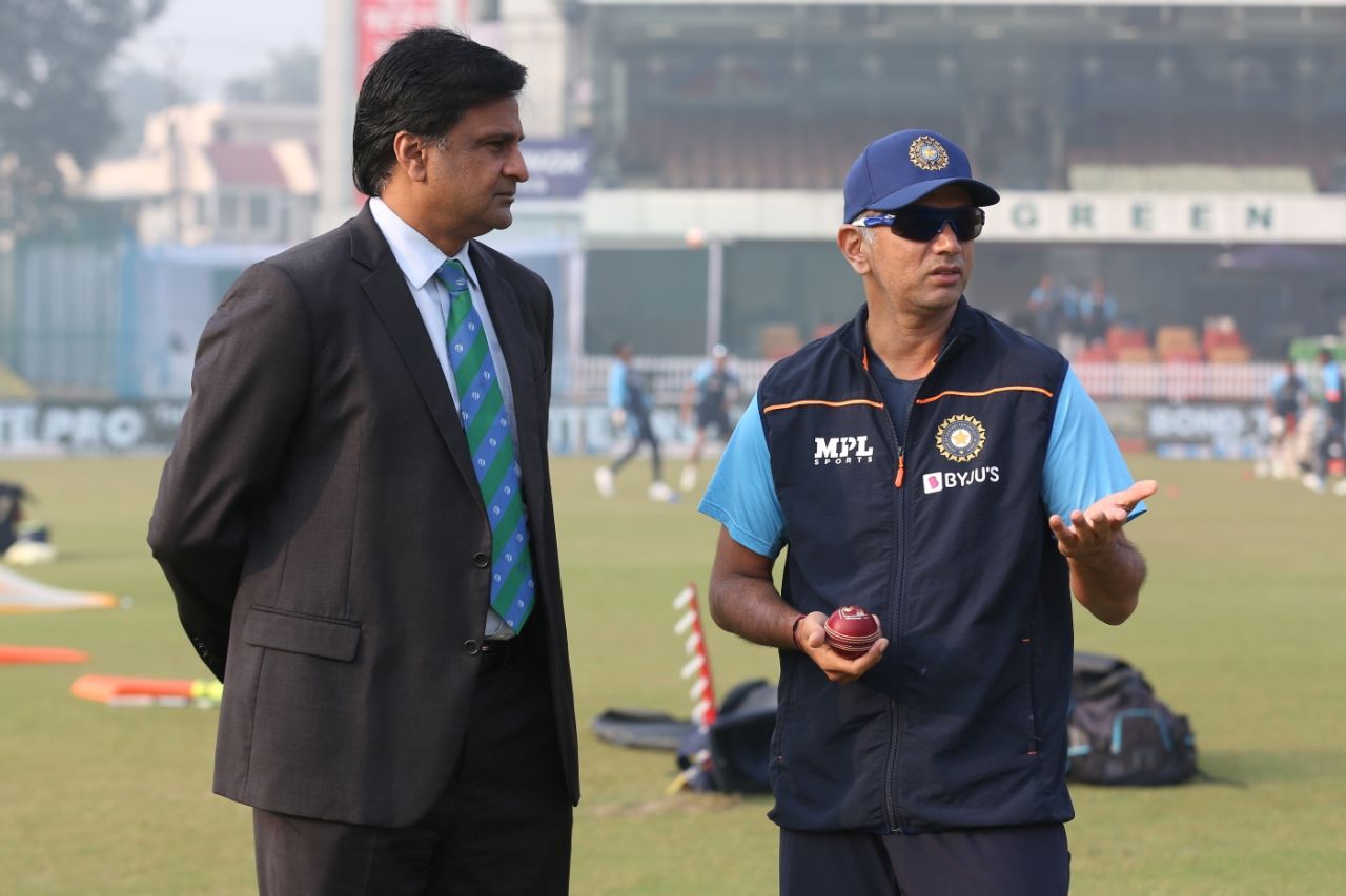 ICC match referee Javagal Srinath and India coach Rahul Dravid have a chat, India vs New Zealand, 1st Test, Kanpur, 4th day, November 28, 2021