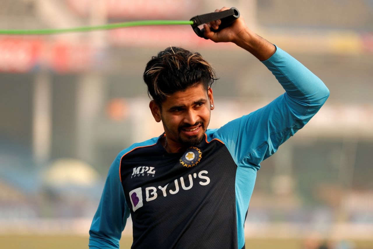 Shreyas Iyer warms up, India vs New Zealand, 1st Test, Kanpur, 4th day, November 28, 2021