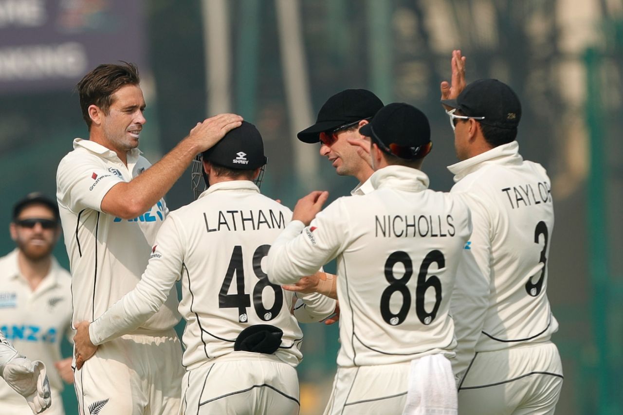 New Zealand get together after Tim Southee and Tom Latham combined to end Mayank Agarwal's stay, India vs New Zealand, 1st Test, Kanpur, 4th day, November 28, 2021