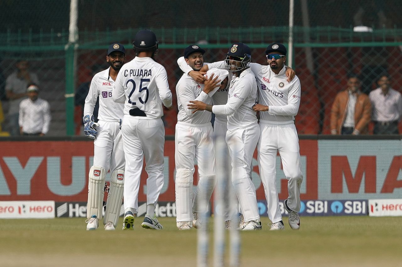 Shubman Gill is mobbed by his team-mates after taking William Somerville's catch, India vs New Zealand, 1st Test, Kanpur, 5th day, November 29, 2021