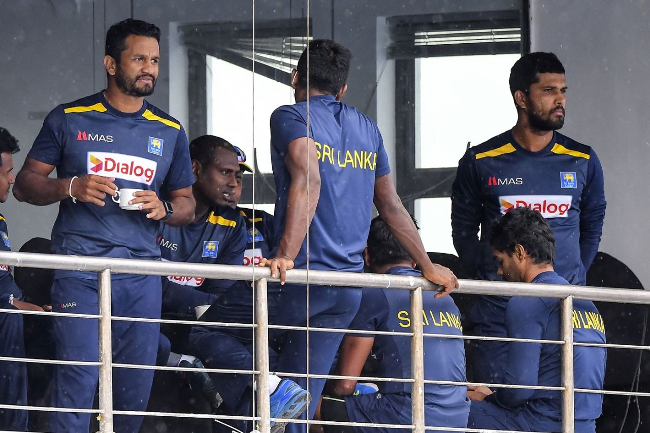 Dimuth Karunaratne, Dinesh Chandimal and the rest of the Sri Lanka side wait for the weather to clear, Sri Lanka vs West Indies, 2nd Test, Galle, 1st day, November 29, 2021