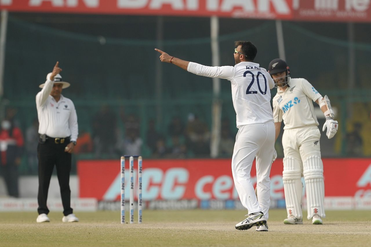 Axar Patel appeals successfully for a wicket, India vs New Zealand, 1st Test, Kanpur, 5th day, November 29, 2021