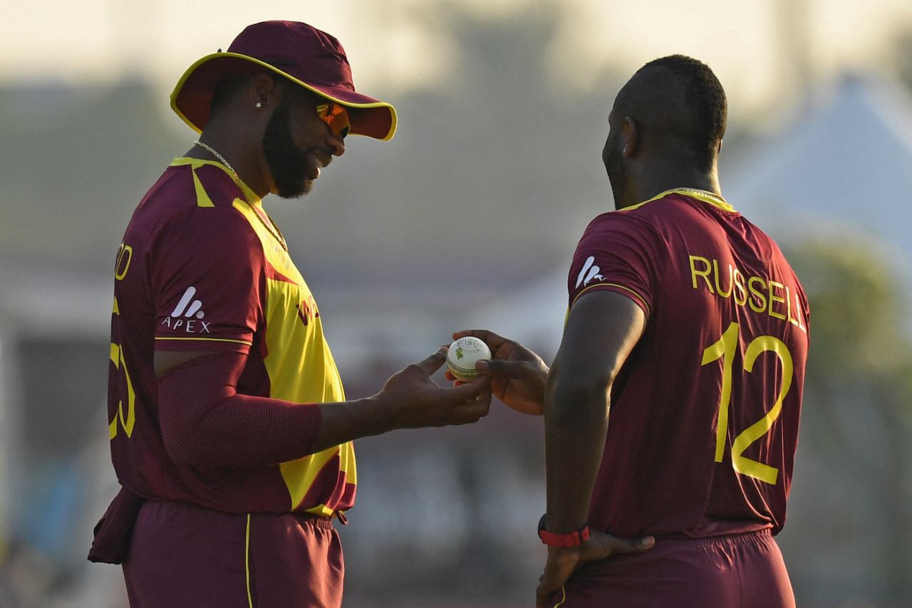Kieron Pollard hands the ball to Andre Russell, Australia vs West Indies, Men's T20 World Cup 2021, Super 12s, Abu Dhabi, November 6, 2021