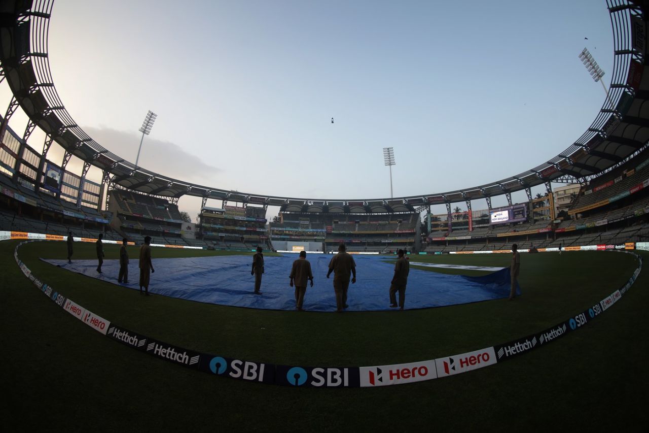 Wet outfield delayed toss at the Wankhede Stadium, India vs New Zealand, 2nd Test, Mumbai, Day 1, December 3, 2021