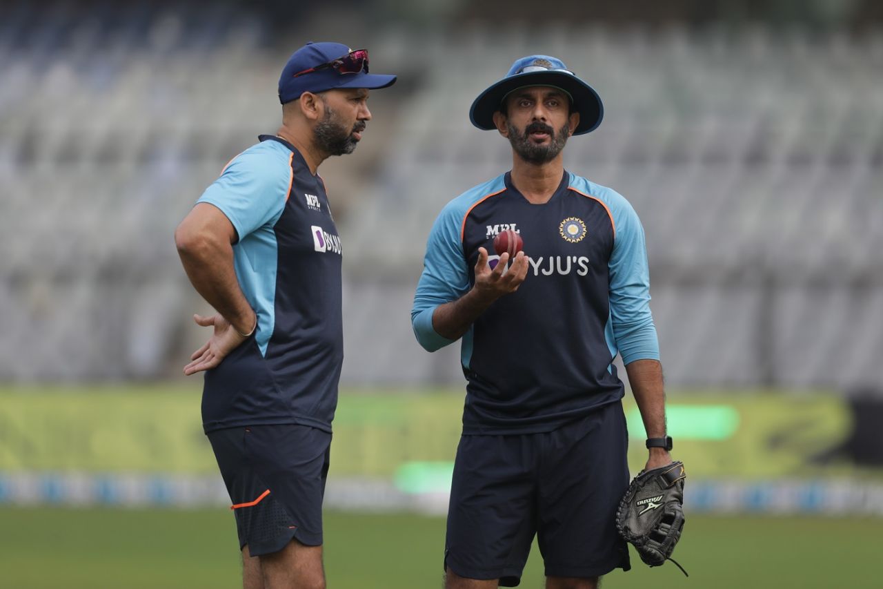 India's bowling coach Paras Mhambrey and batting coach Vikram Rathour have a chat, India vs New Zealand, 2nd Test, Mumbai, Day 1, December 3, 2021