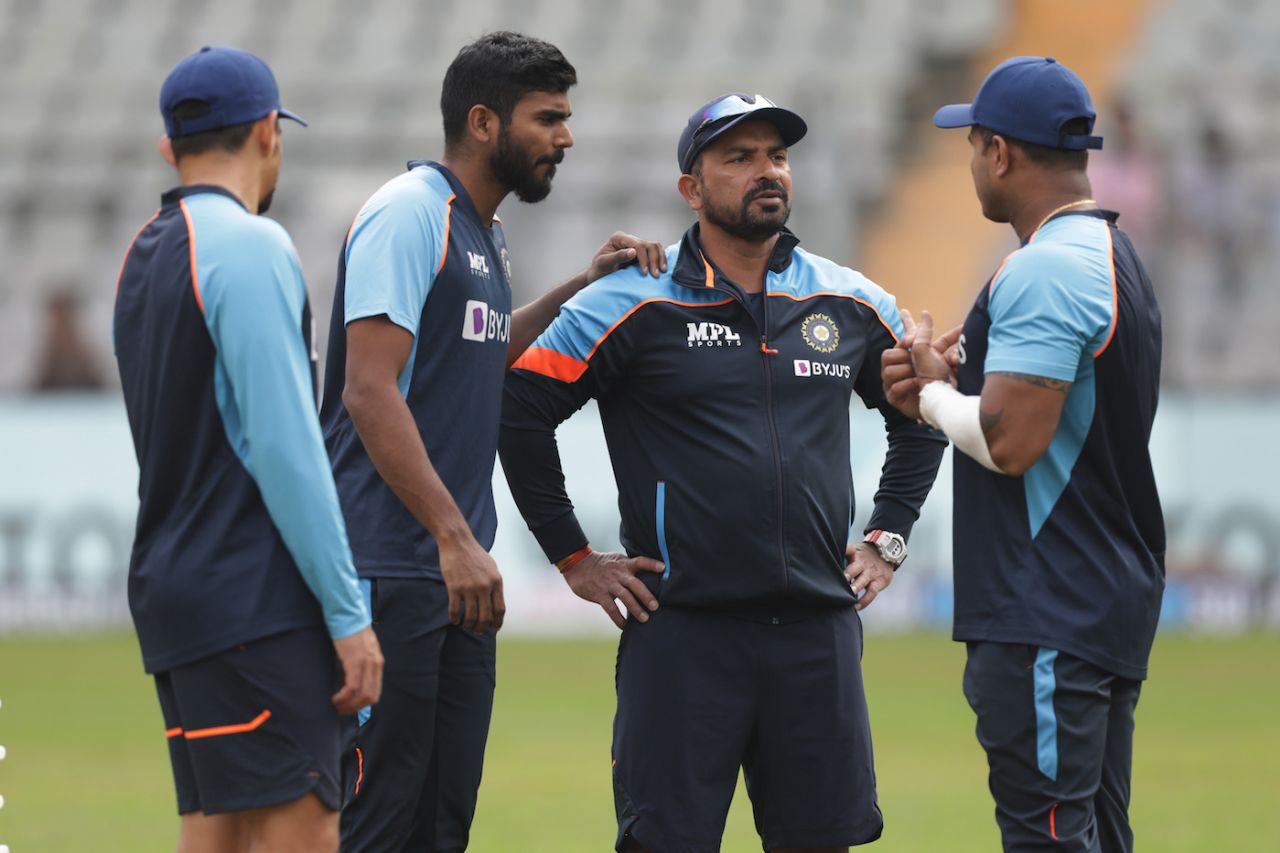 KS Bharat and India's fielding coach T Dilip talk to the support staff during the rain delay, India vs New Zealand, 2nd Test, Mumbai, 1st day, December 3, 2021