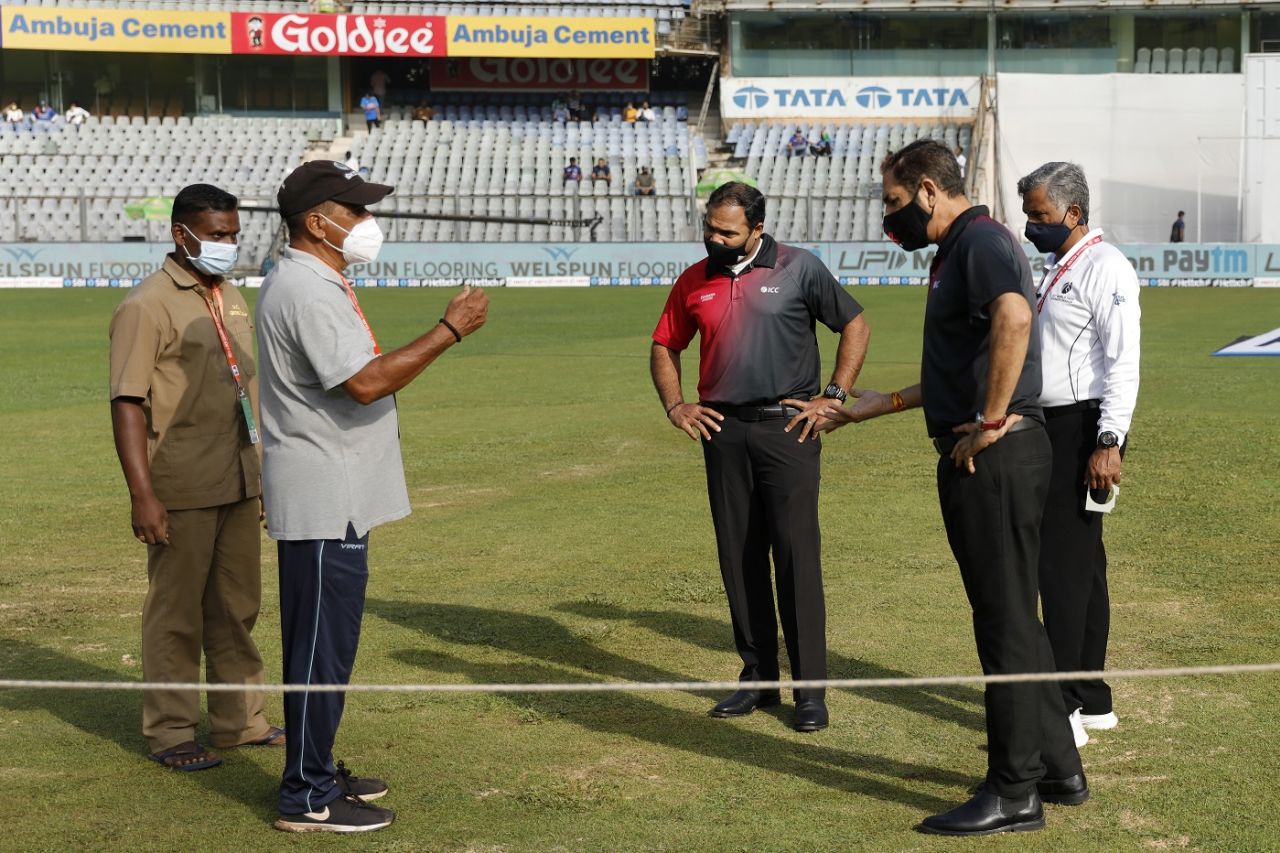 Groundstaff at the Wankhede Stadium have a discussion, India vs New Zealand, 2nd Test, Mumbai, Day 1, December 3, 2021