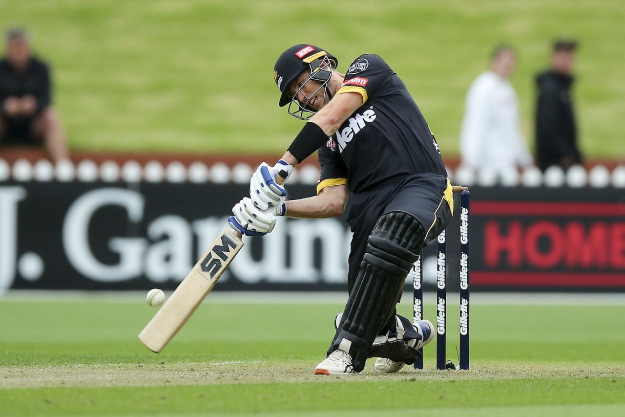 Logan van Beek smashes one off the middle of his bat, Wellington vs Central Districts, Super Smash T20 2021-22, Wellington, December 5, 2021