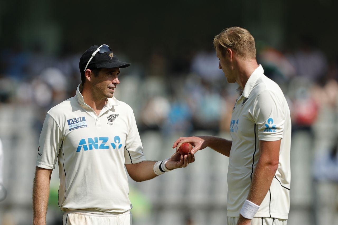Tim Southee and Kyle Jamieson ponder over more wicketless overs, India v New Zealand, 3rd Test, Mumbai, 3rd day, December 5, 2021