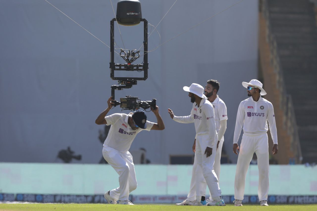 R Ashwin plays with the spidercam after its malfunction forced an early tea, India vs New Zealand, 2nd Test, Mumbai, 3rd day, December 5, 2021