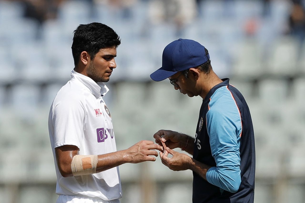 Shubman Gill gets treatment on his finger, India vs New Zealand, 2nd Test, Mumbai, 3rd day, December 5, 2021