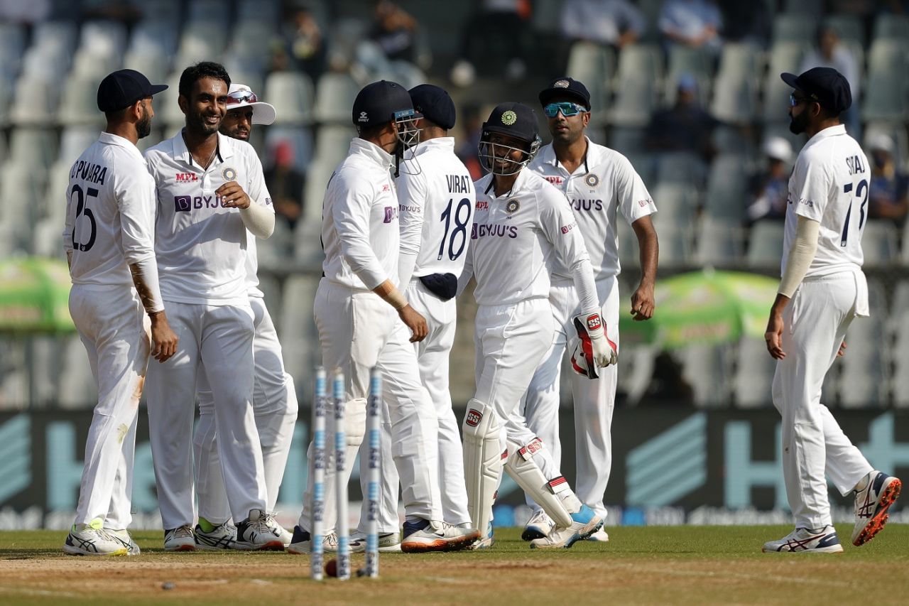 Jayant Yadav celebrates with team-mates after dismissing Tim Southee, India vs New Zealand, 2nd Test, Mumbai, 4th day, December 6, 2021