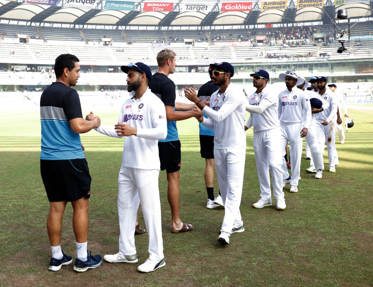 The two sets of players shake hands after the game, India vs New Zealand, 2nd Test, Mumbai,. 4th day, December 6, 2021