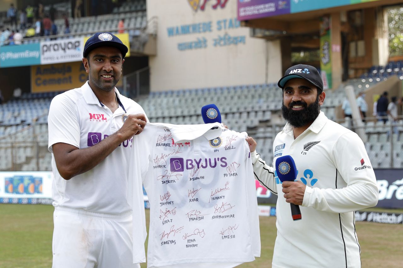 R Ashwin presents Ajaz Patel with a jersey signed by the members of the Indian team, India vs New Zealand, 2nd Test, Mumbai, 4th day, December 6, 2021