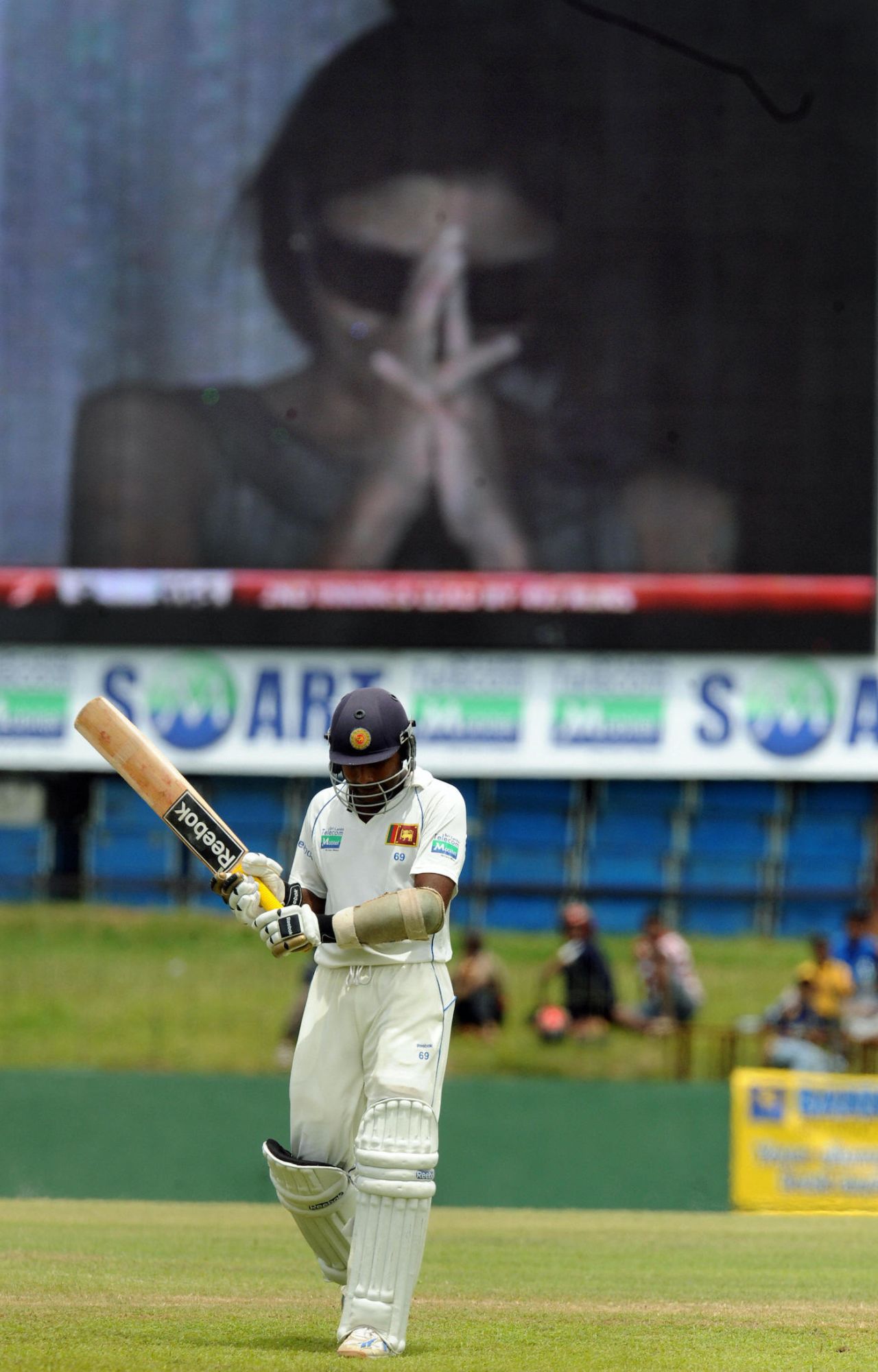Mahela Jayawardene's wife Christina reacts to his dismissal for 96, Sri Lanka v New Zealand, 2nd Test, SSC, Colombo, 4th day, August 29, 2009 