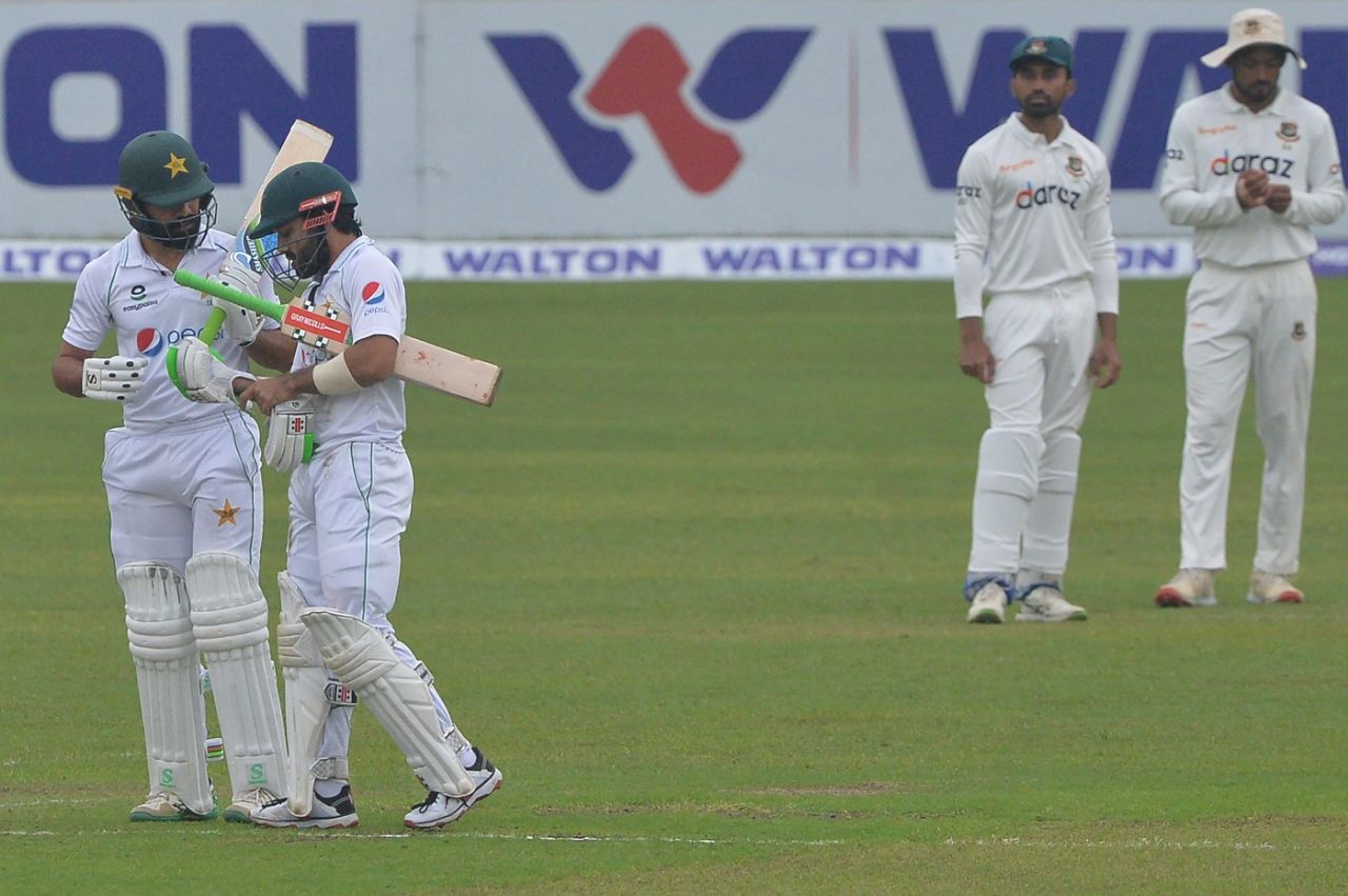 Mohammad Rizwan and Fawad Alam confer during a review, Bangladesh vs Pakistan, 2nd Test, 4th day, Dhaka, December 7, 2021