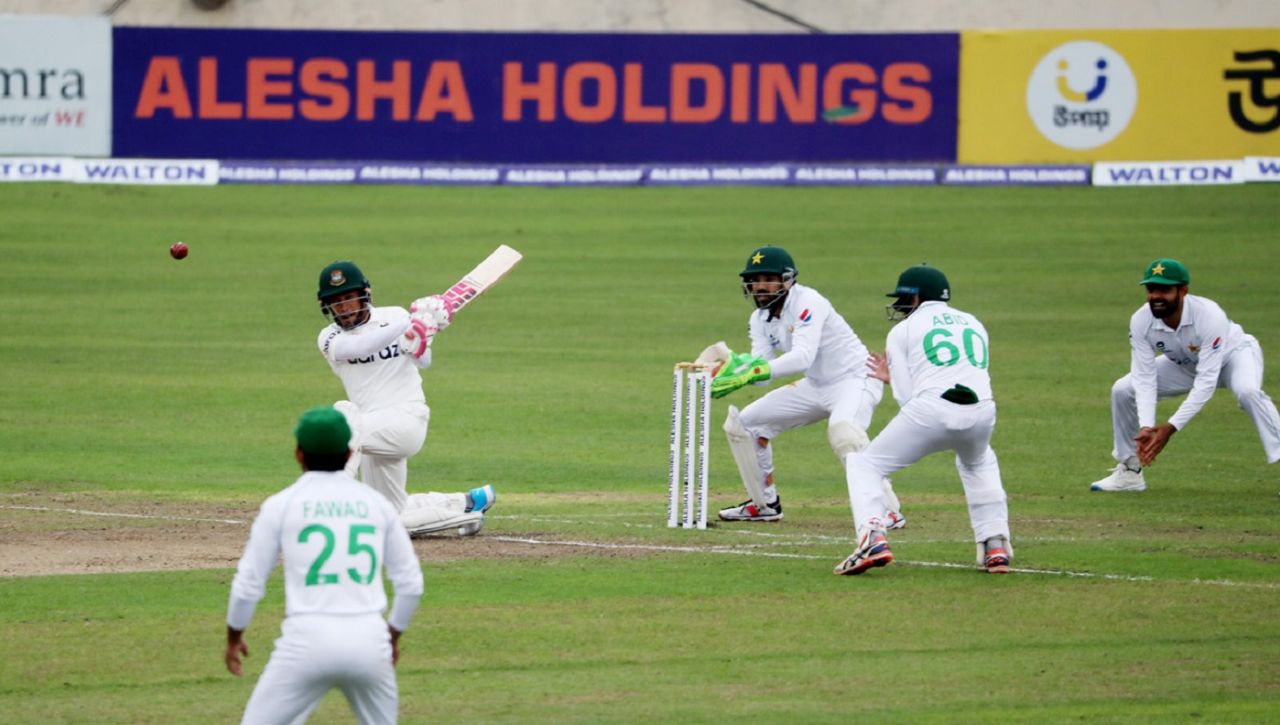 Mushfiqur Rahim slogged one straight into short mid-wicket's hands, Bangladesh vs Pakistan, 2nd Test, 4th day, Dhaka, December 7, 2021