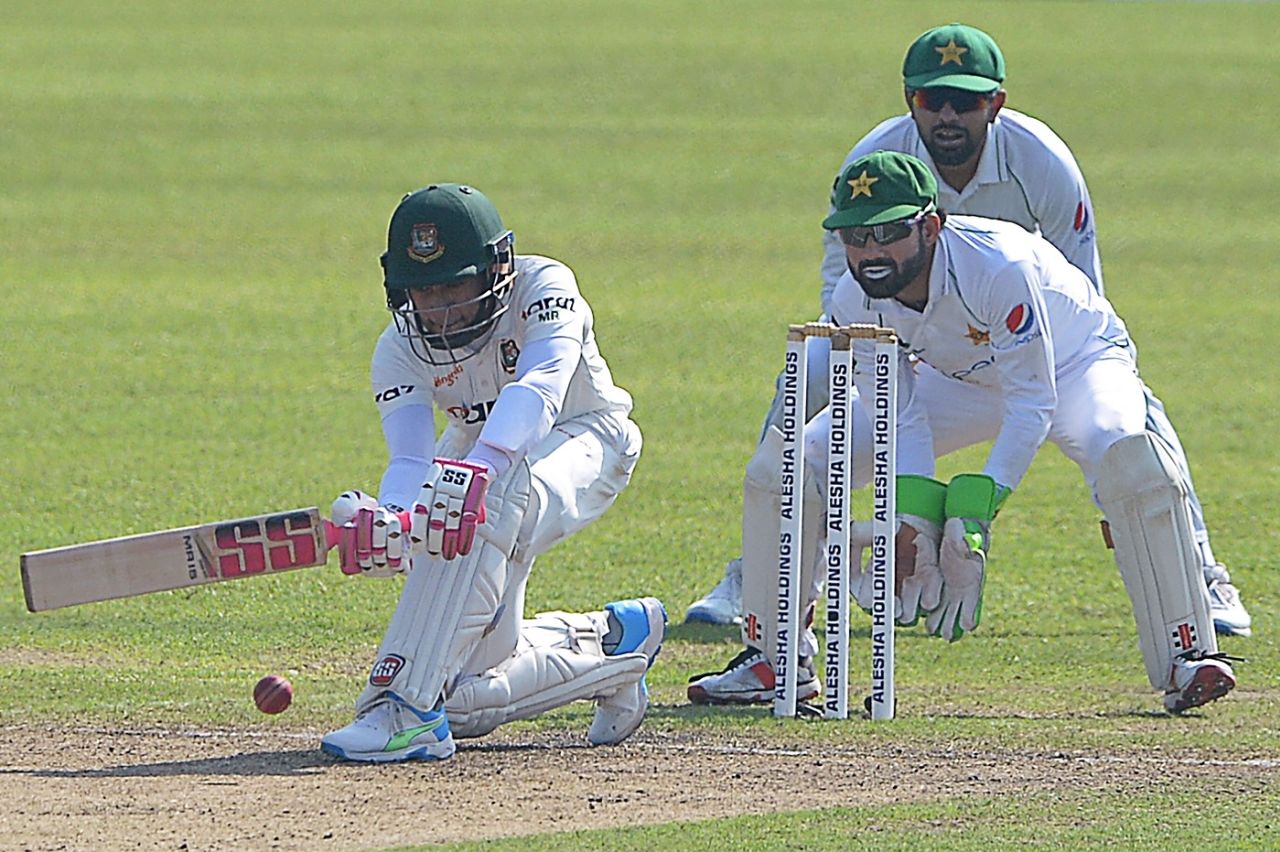 Mushfiqur Rahim sweeps one with the spin, Bangladesh vs Pakistan, 2nd Test, 5th day, Dhaka, December 8, 2021