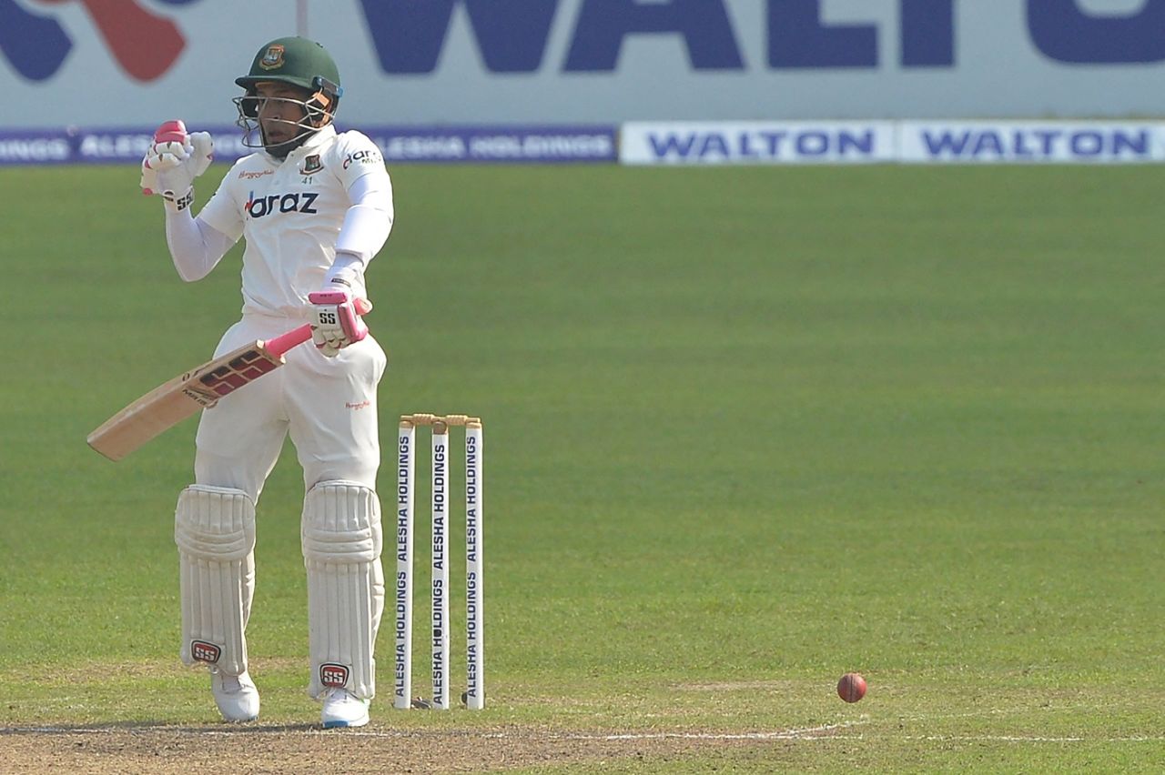 Mushfiqur Rahim keeps a rising ball down, Bangladesh vs Pakistan, 2nd Test, 5th day, Dhaka, December 8, 2021