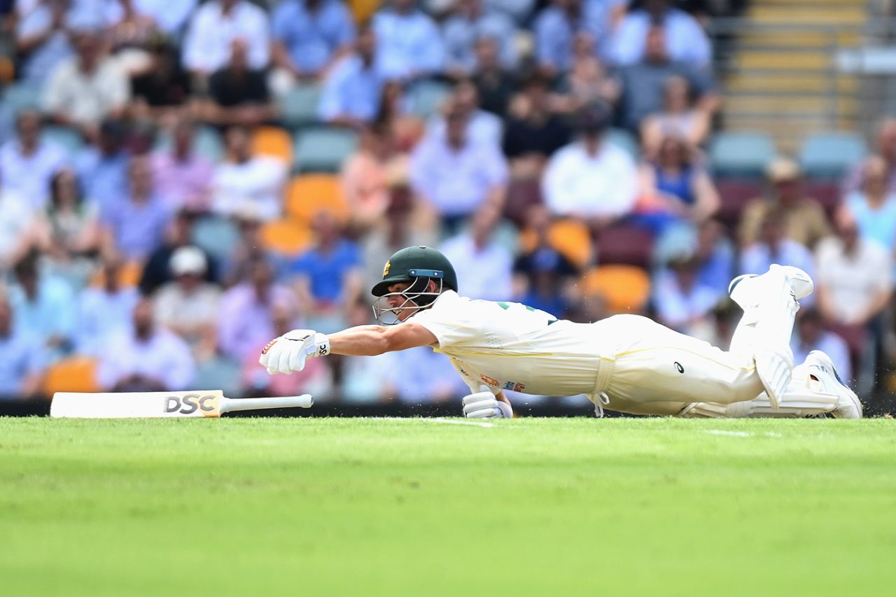 David Warner dropped his bat when trying to regain his ground, Australia vs England, The Ashes, 1st Test, 2nd day, Brisbane, December 9, 2021