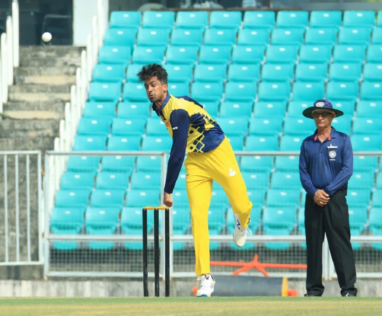 Sai Kishore in his delivery stride, Karnataka vs Tamil Nadu, Elite, Group B, Vijay Hazare Trophy 2021-22, Thiruvananthapuram, December 9, 2021