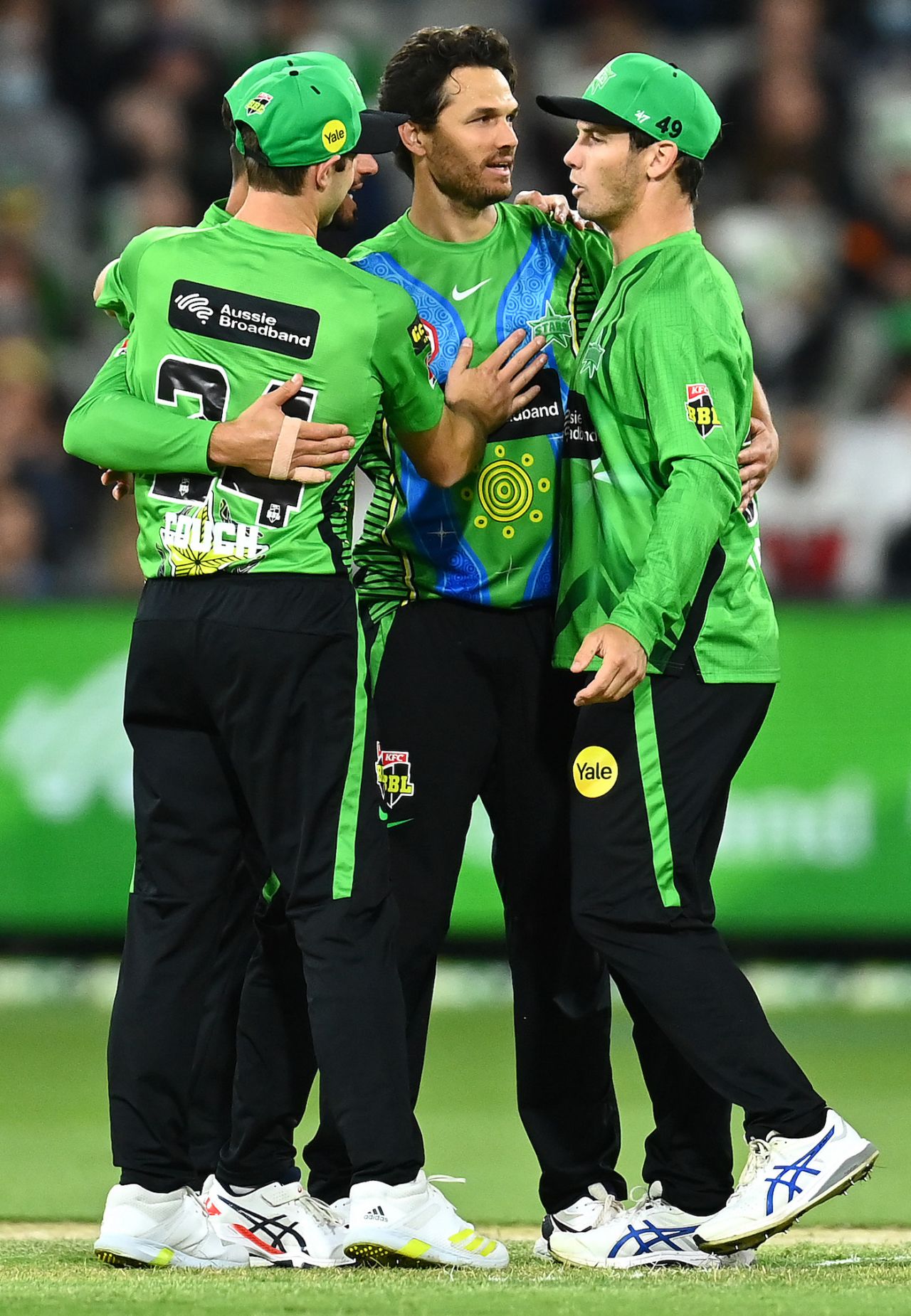 Nathan Coulter-Nile celebrates a wicket with his team-mates, Melbourne Stars vs Sydney Thunder, BBL 2021-22, Melbourne, December 10, 2021