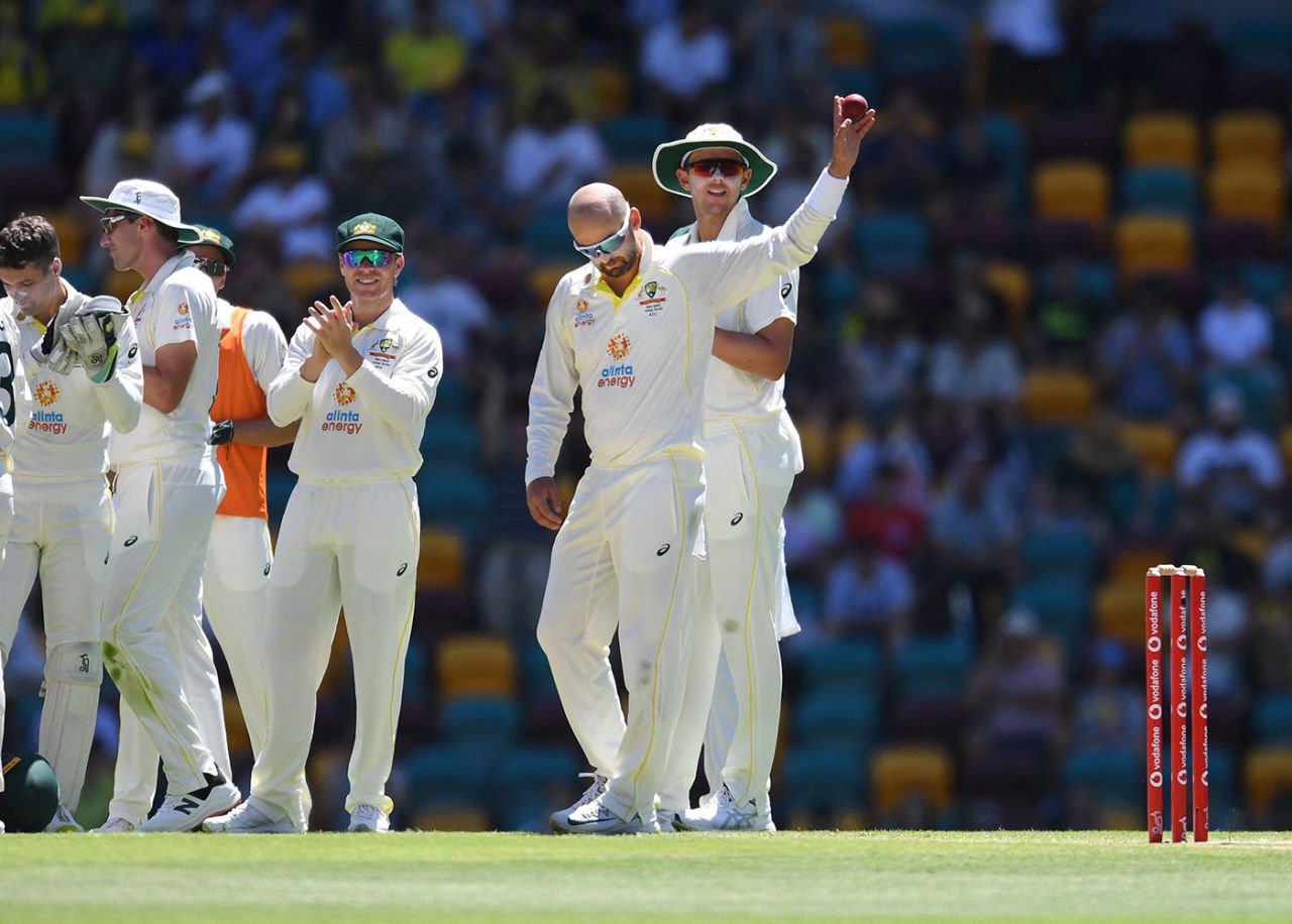 Nathan Lyon acknowledges the applause for his 400th Test wicket, Australia vs England, The Ashes, 1st Test, 4th day, Brisbane, December 11, 2021