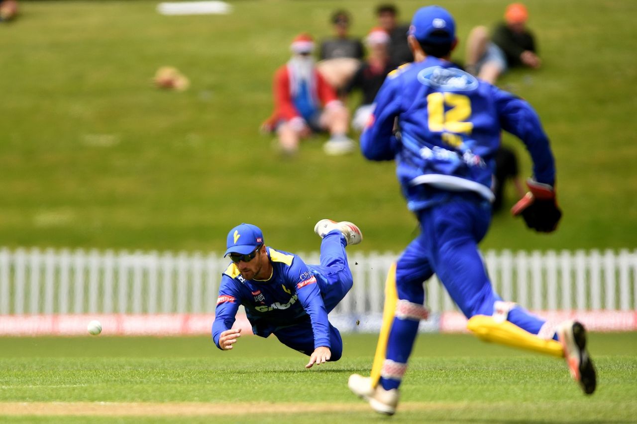 Neil Broom makes a diving effort, Northern Districts vs Otago, Super Smash, Dunedin, December 12, 2021