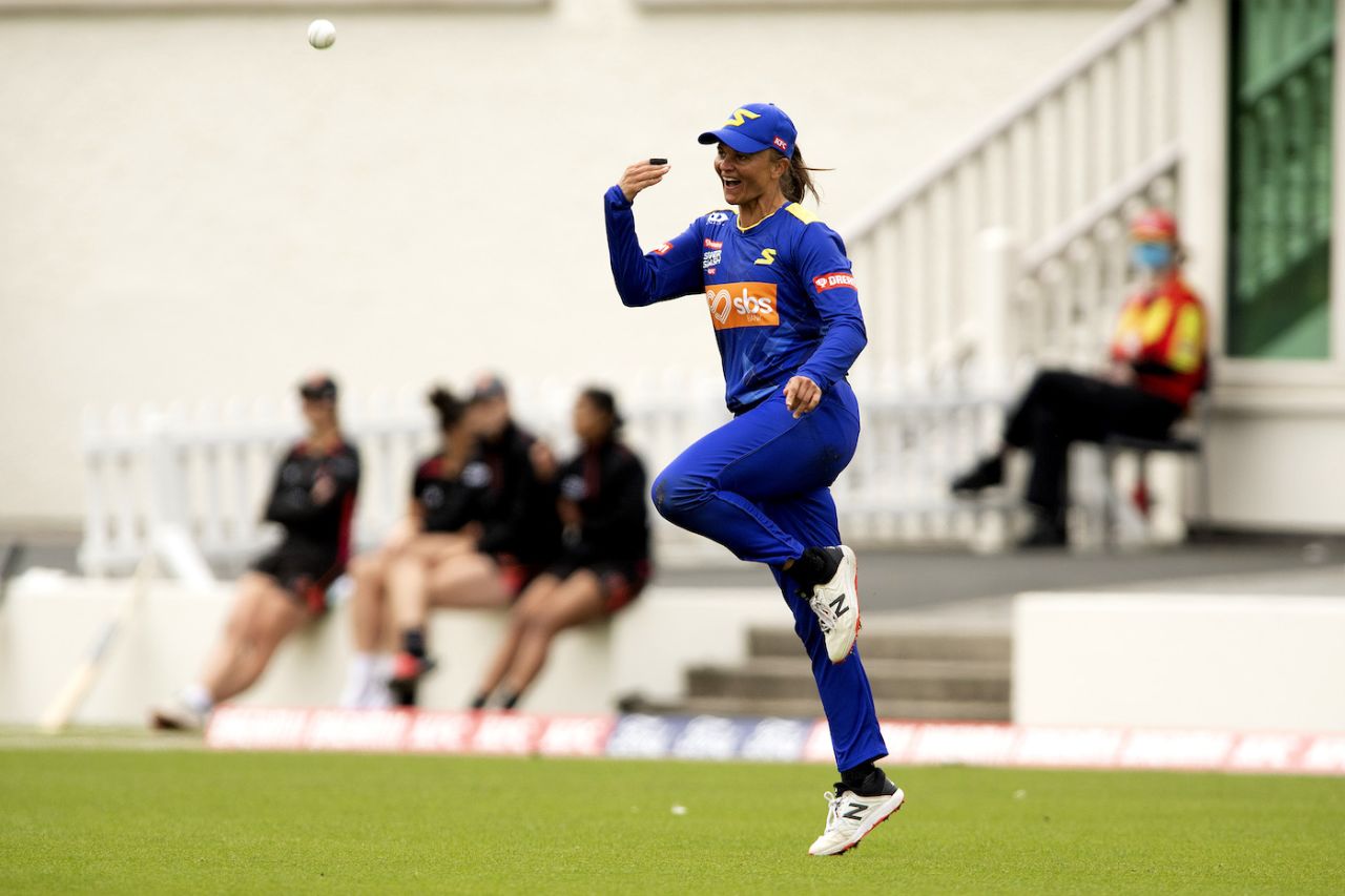 Suzie Bates celebrates after taking the catch of Lucy Boucher, Northern Districts vs Otago, Women's Super Smash 2021-22, Dunedin, December 12, 2021