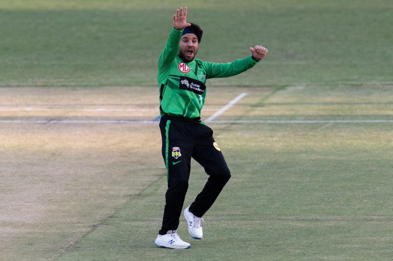 Qais Ahmad goes up in an lbw appeal, Sydney Thunder vs Melbourne Stars, BBL 202-21, Sydney Showground Stadium, December 12, 2021