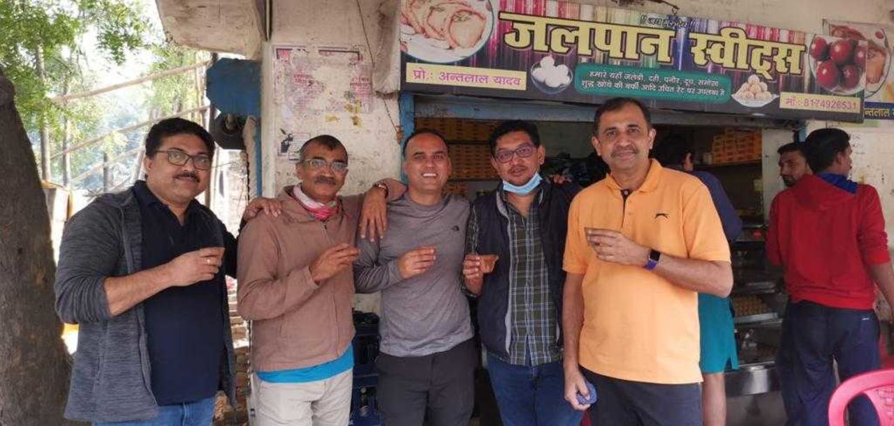 न्यूज़ीलैंड के ख़िलाफ़ कानपुर टेस्ट के दौरान दो अन्य ब्रॉडकास्टिंग दोस्तों के साथ श्रीनिवासन, तक़ी और उमेश, भारत बनाम न्यूज़ीलैंड 2021