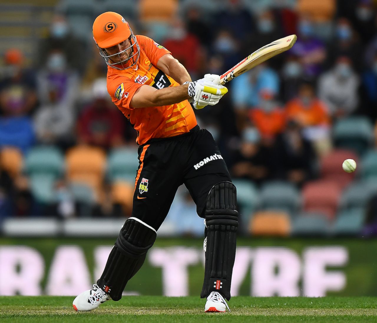 Mitchell Marsh powers one down the ground, Hobart Hurricanes vs Perth Scorchers, BBL 2021-22, Hobart, December 14, 2021