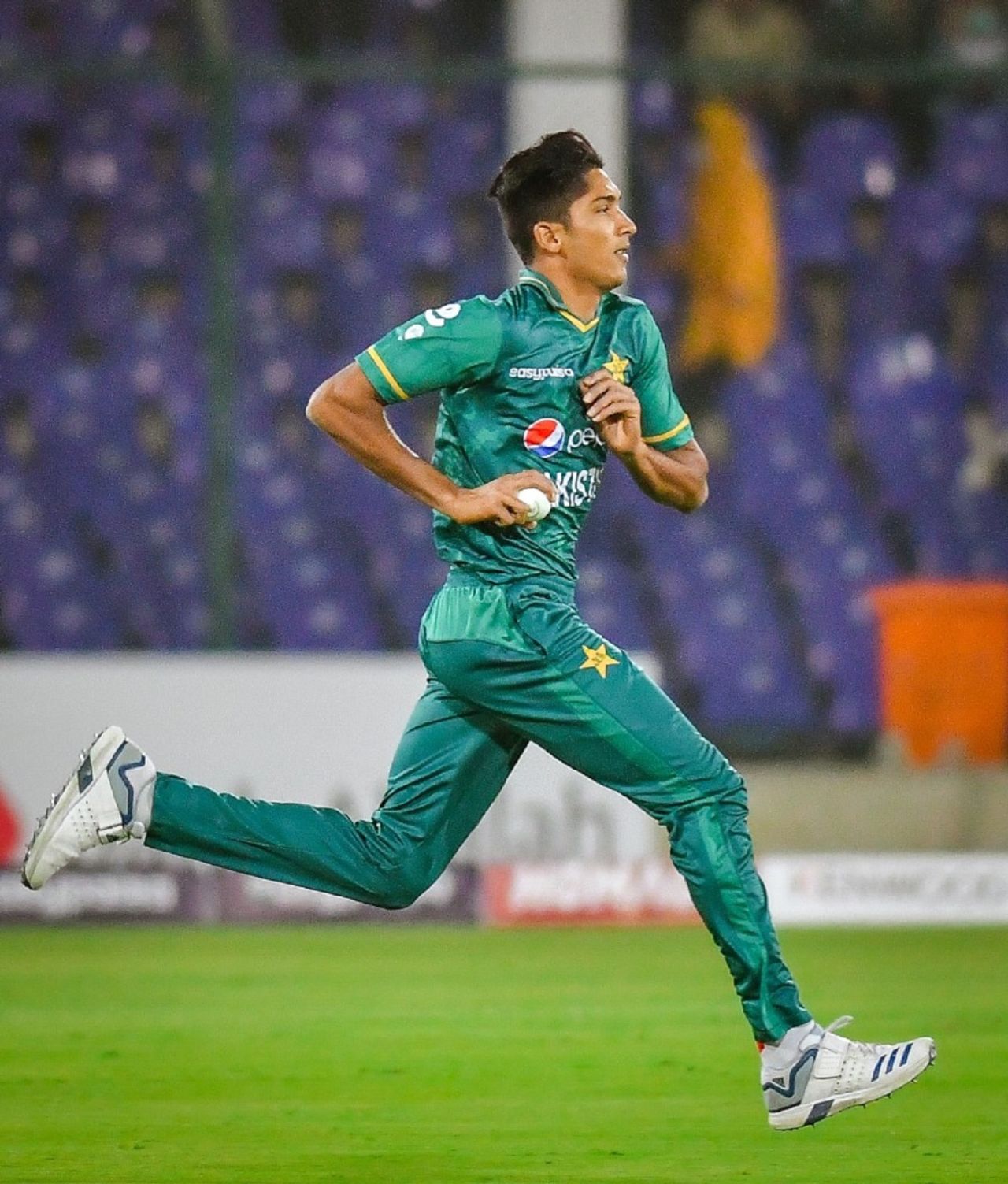 Mohammad Hasnain charges in, Pakistan vs West Indies, 3rd T20I, Karachi, December 16, 2021