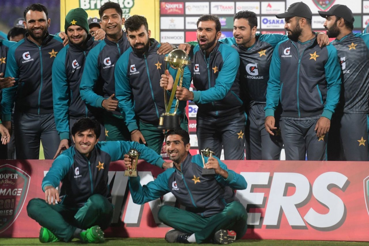 The Pakistan players pose with the winners' trophy, Pakistan vs West Indies, Pakistan vs West Indies, 3rd T20I, Karachi, December 16, 2021
