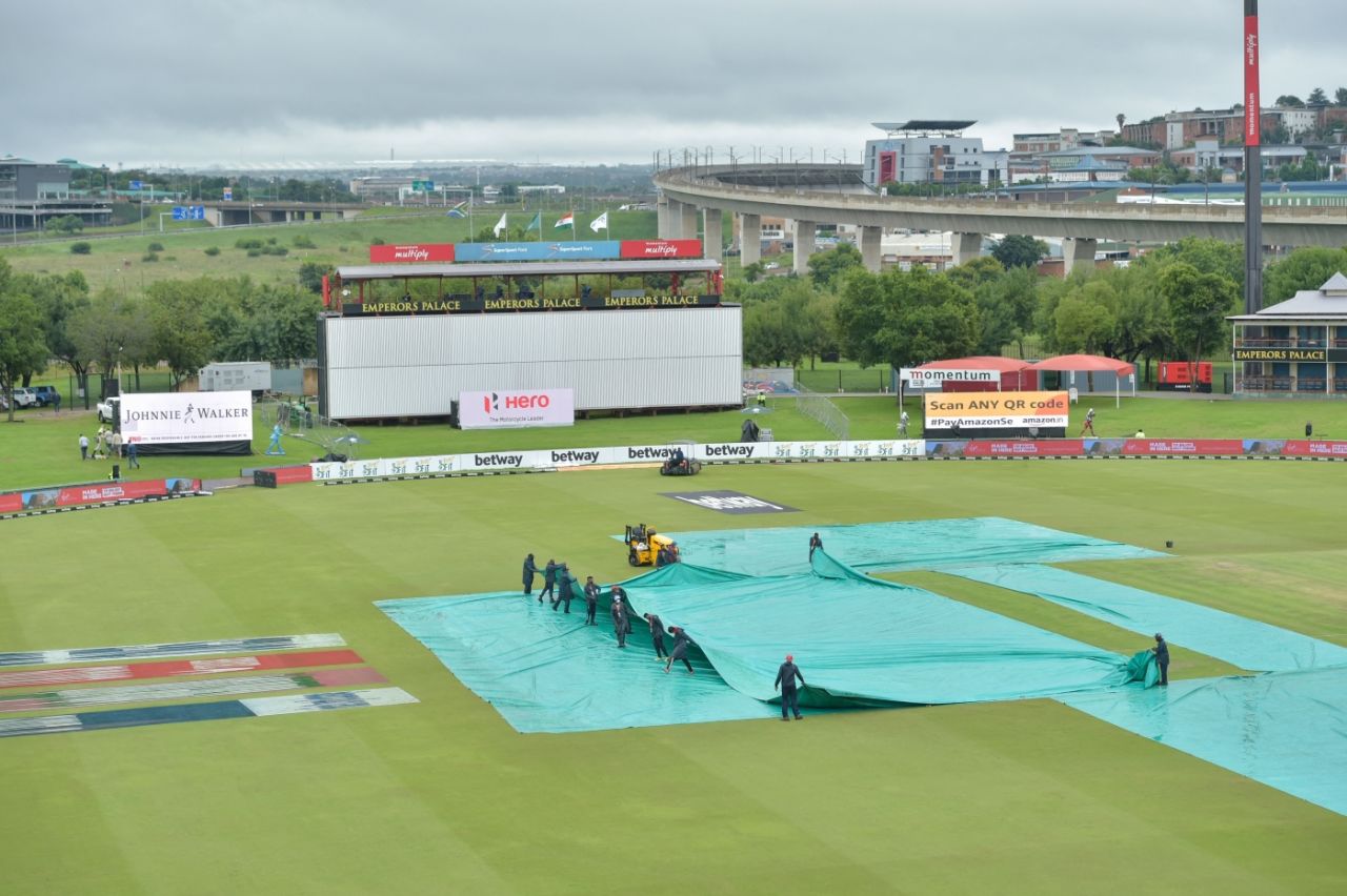 On again, off again: it was that kind of day for the groundstaff at Centurion, South Africa vs India, 1st Test, Centurion, 2nd day, December 27, 2021