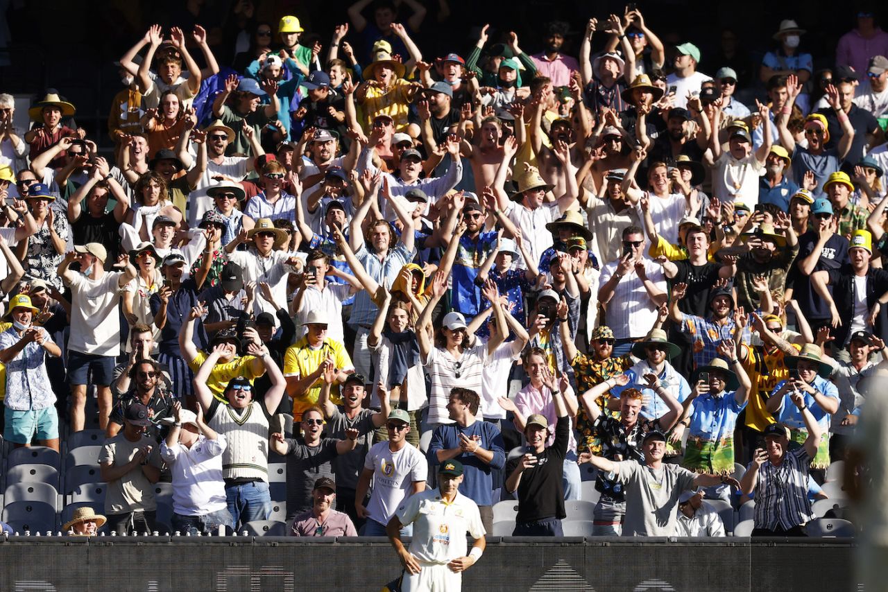 Australia fans raise the decibel level behind Scott Boland, Australia vs England, 3rd Test, Melbourne, 2nd day, December 27, 2021