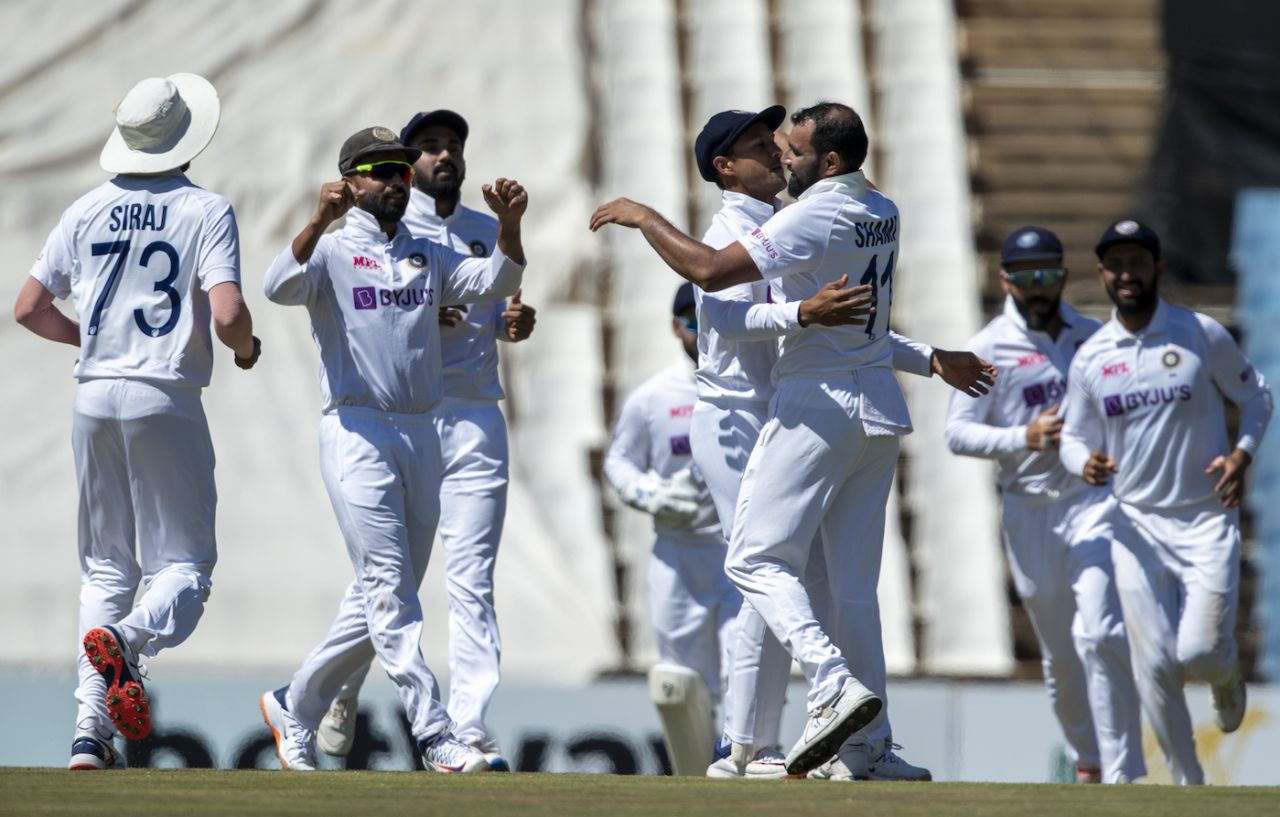 Mohammed Shami is congratulated after striking early, South Africa vs India, 1st Test, Centurion, 4th day, December 29, 2021