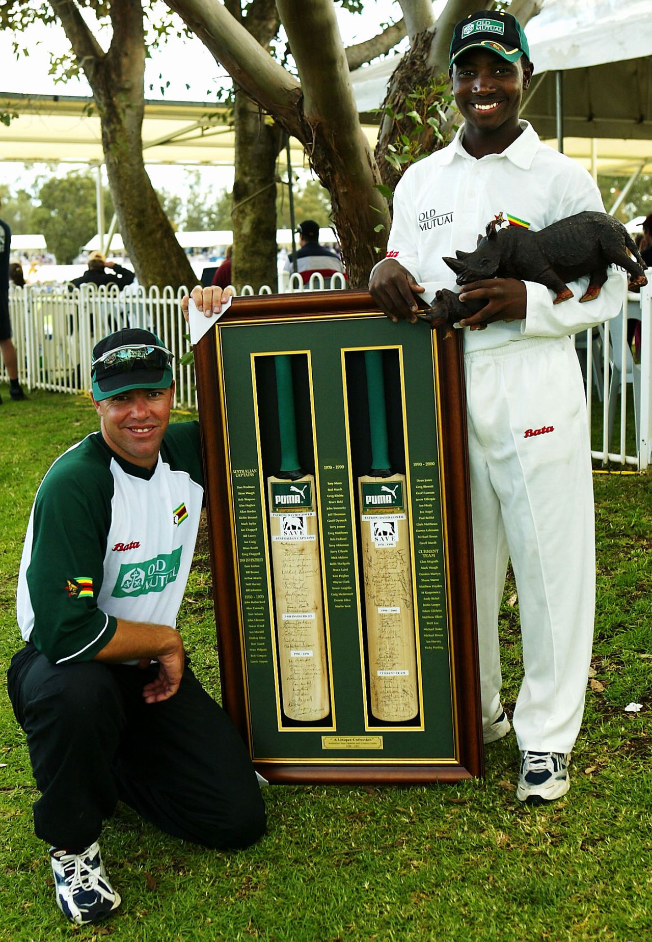 Heath Streak and Tatenda Taibu with bats signed by current and former Australian cricketers be auctioned to raise money to save the Black Rhino, Chairman's XI v Zimbabwe, Perth, October 1, 2003