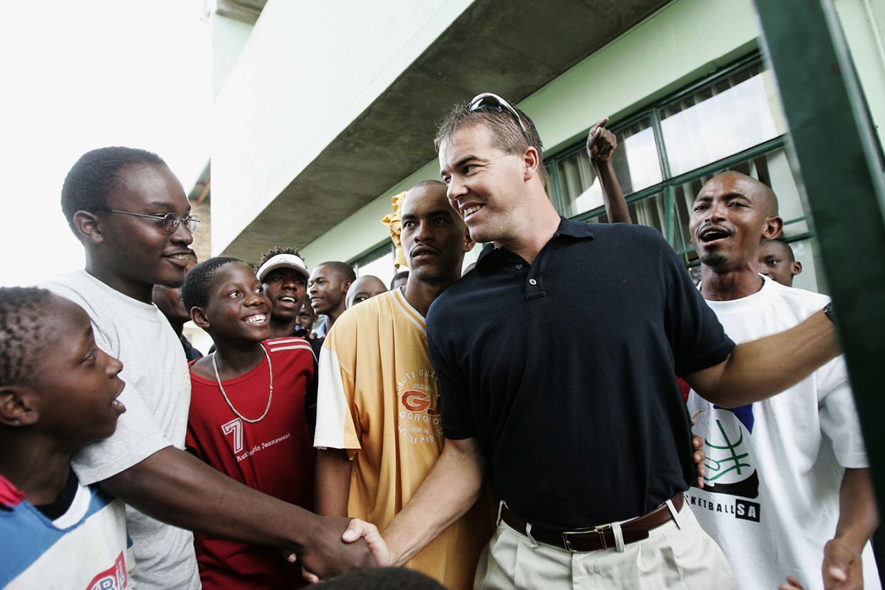 Heath Streak greets fans in Bulawayo, Zimbabwe v England, 4th ODI, Bulawayo, December 5 2004