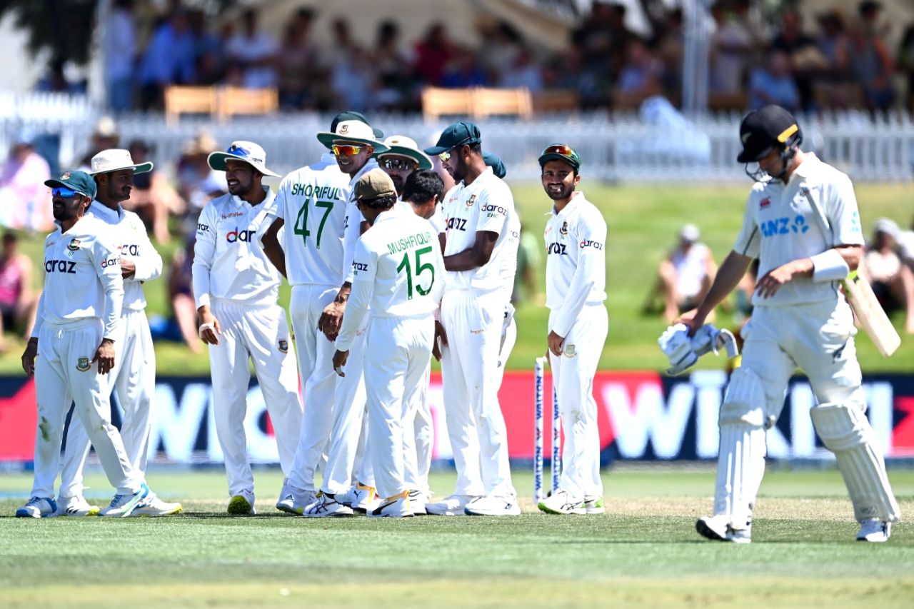 Bangladesh get together after Will Young is run out, New Zealand vs Bangladesh, 1st Test, Mount Maunganui, 1st day, January 1, 2022