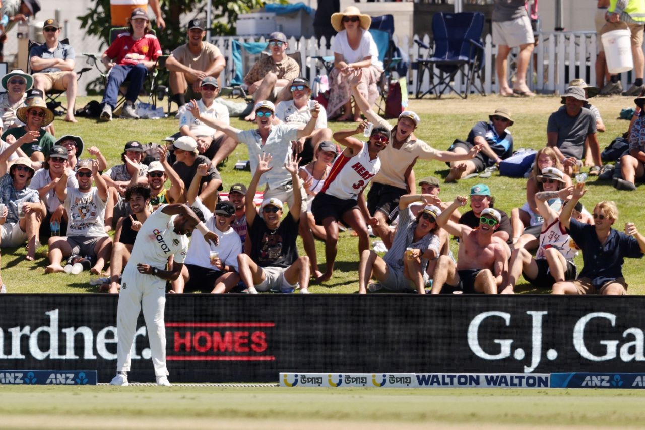 The fans were in and having a good time - along with Ebadot Hossain in this photo - to kick off the new year in Mount Maunganui, New Zealand vs Bangladesh, 1st Test, Mount Maunganui, 1st day, January 1, 2022