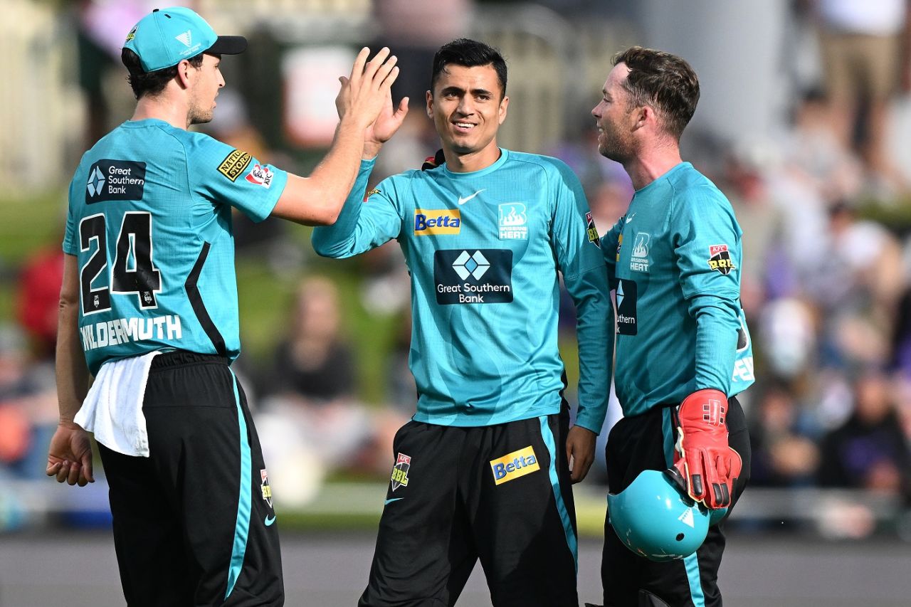 Mujeeb Ur Rahman is congratulated by his team-mates upon taking a wicket, Hobart Hurricanes vs Brisbane Heat, BBL 2021-22, Hobart, January 1, 2022