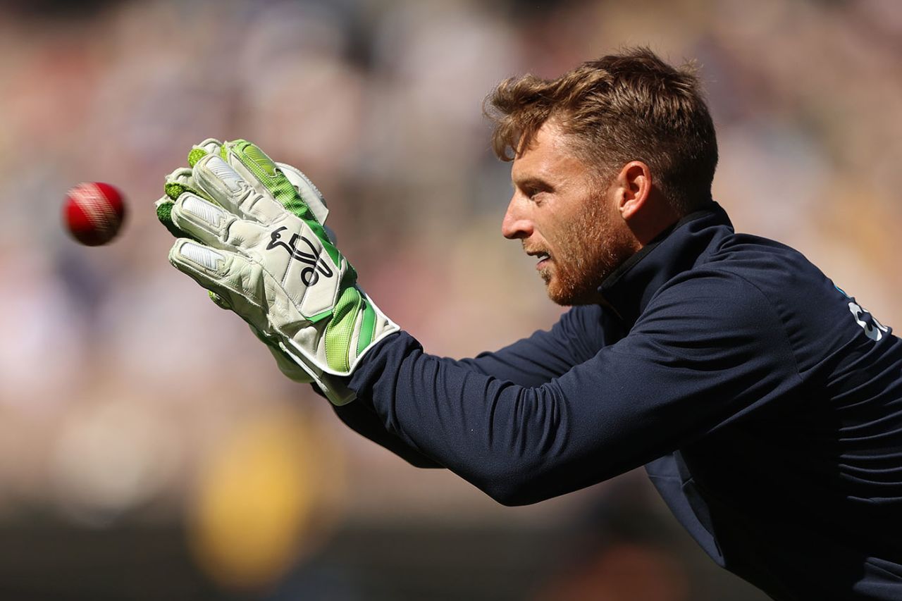 Jos Buttler warms up, Australia vs England, 3rd Test, day two, MCG, December 27, 2021