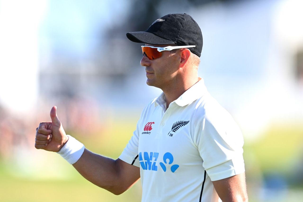 Neil Wagner gives a thumbs up, New Zealand vs Bangladesh, 1st Test, Mount Maunganui, Day 2, January 2, 2022