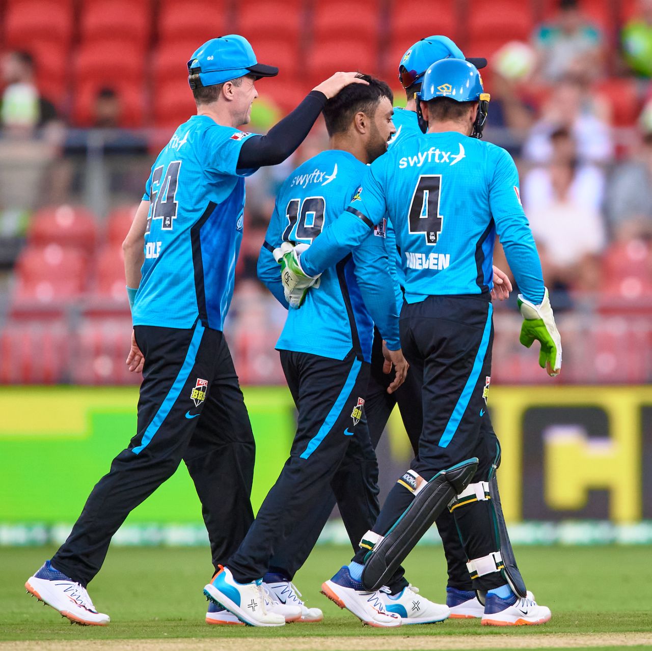Rashid Khan is congratulated after picking up a wicket, Sydney Thunder vs Adelaide Strikers, BBL 2021-22, Sydney, January 2, 2022