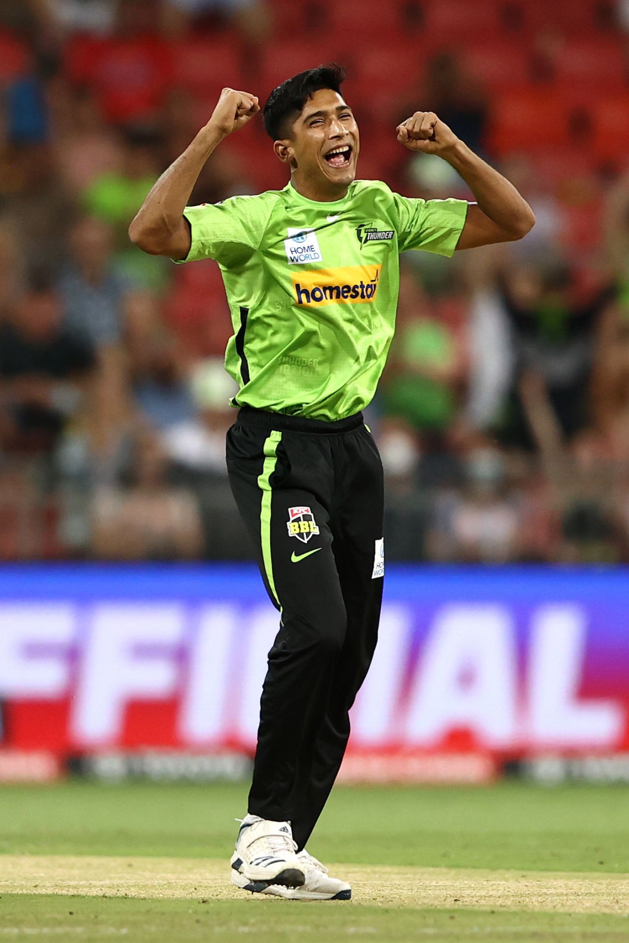 Mohammad Hasnain of the Thunder celebrates taking the wicket of Jon Wells, Sydney Thunder vs Adelaide Strikers, BBL 2021-22, Sydney, January 2, 2022