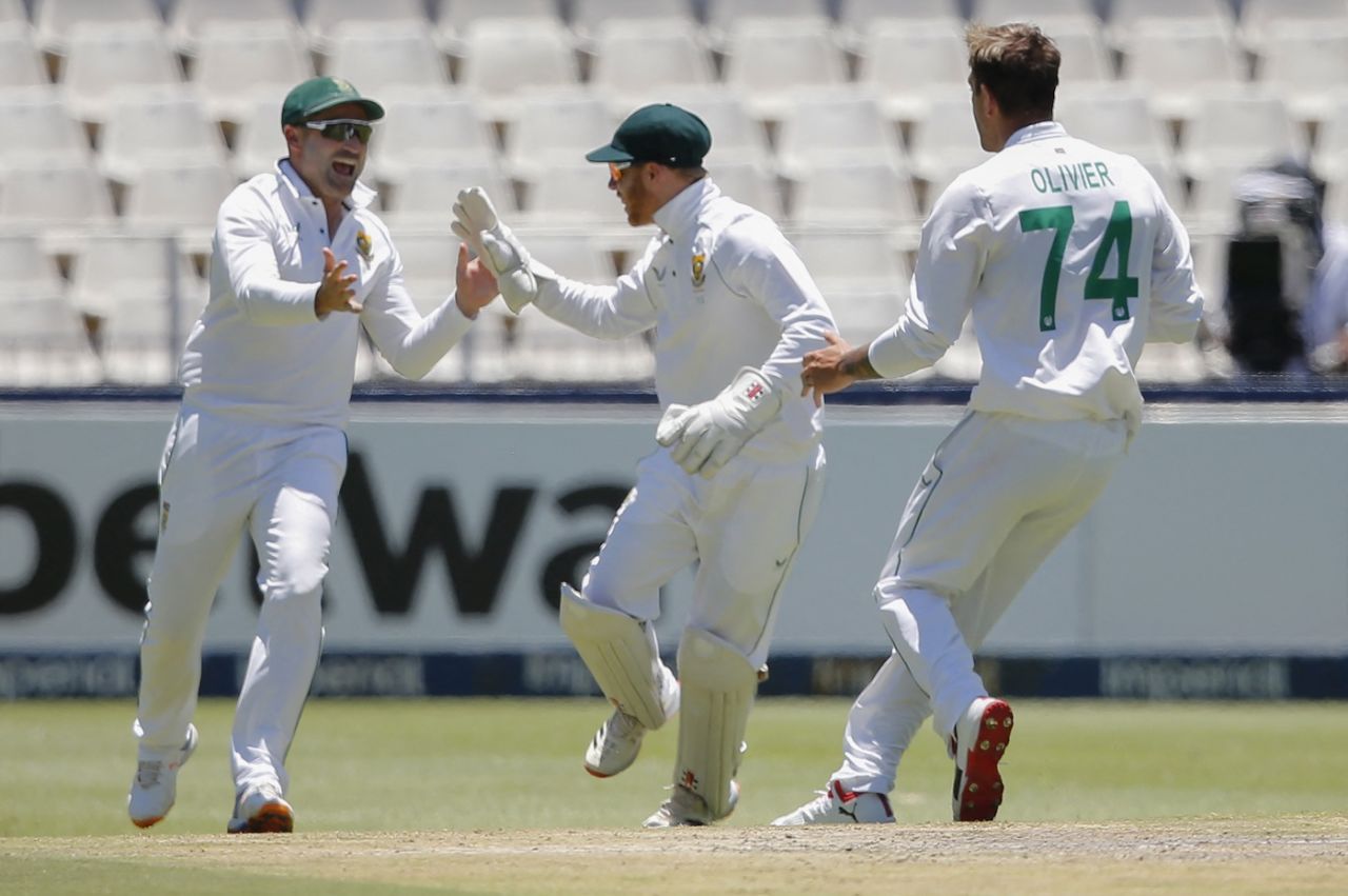 Dean Elgar, Kyle Verreynne and Duanne Olivier celebrate the wicket of Ajinkya Rahane, South Africa vs India, 2nd Test, Johannesburg, 1st day, January 3, 2022