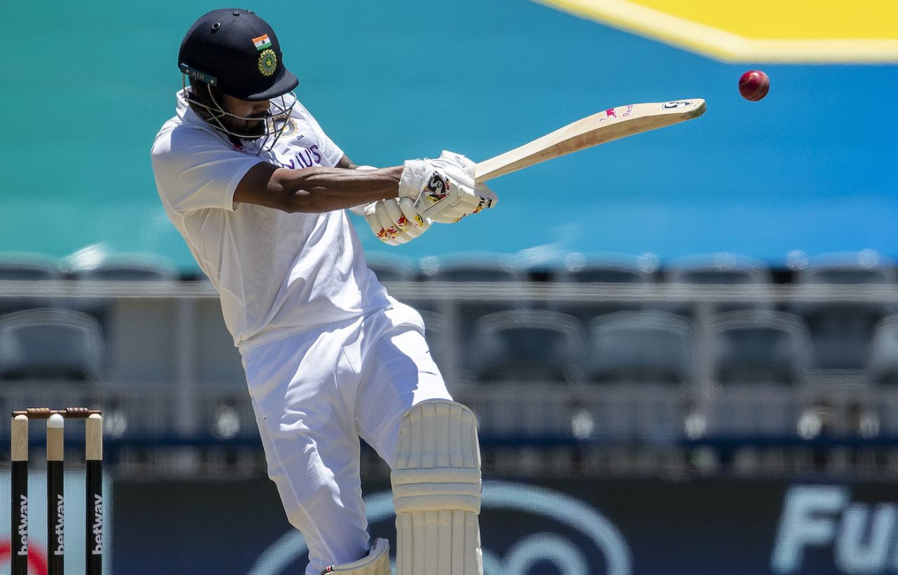 KL Rahul goes for a pull, South Africa vs India, 2nd Test, Day 1, Johannesburg, January 3, 2022
