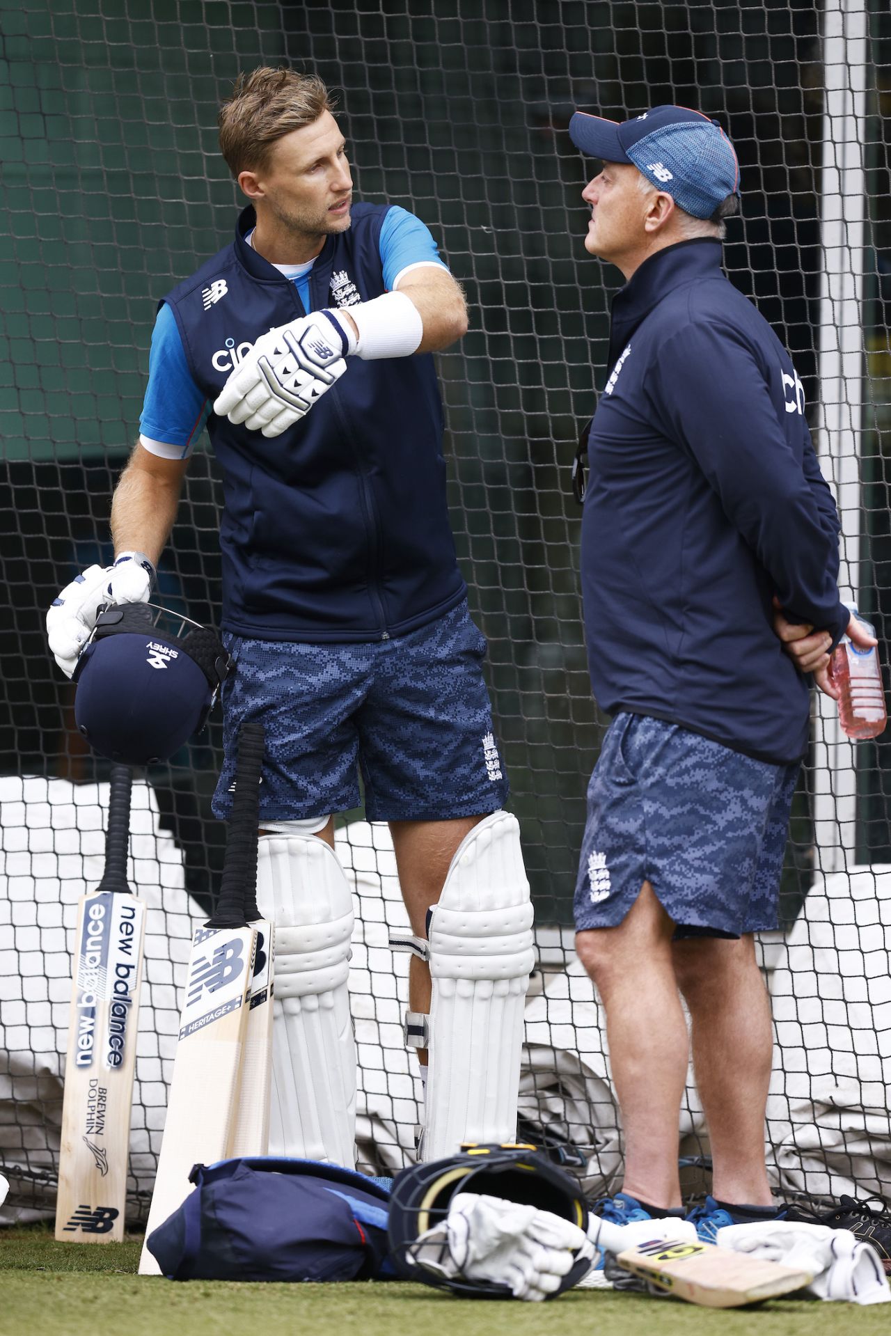 Joe Root speaks with Graham Thorpe during a training session, Melbourne, December 23, 2021