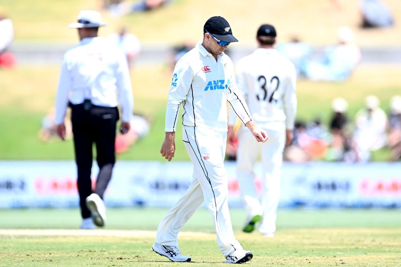 A dejected Tom Latham leaves the field, New Zealand vs Bangladesh, 1st Test, Mount Maunganui, 5th day, January 5, 2022